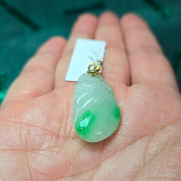 💚 Vintage Leaf Jade Pendant with Solid Gold Bail – Elegant & Vibrant - Picture 5 of 9